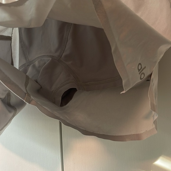 ALO Athletic Shorts 5” - Picture 3 of 4